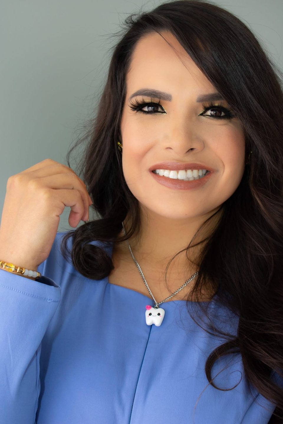 Dra. Andrea Morales, especialista en implantes dentales en Quito